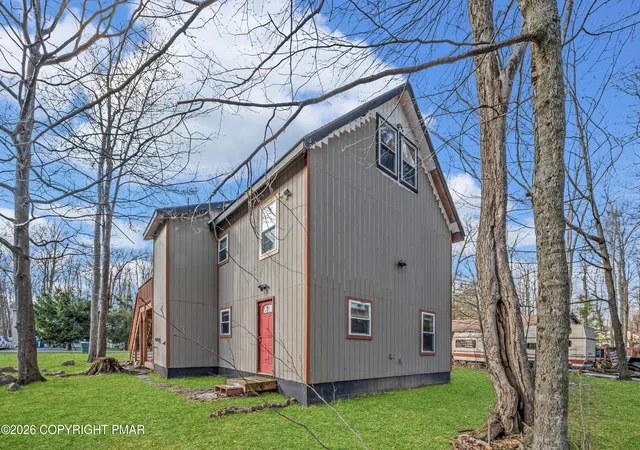 Homes for sale in Tobyhanna, PA | 252 Greenbriar Cir, Tobyhanna, PA 18466 | MLS# PM-139007