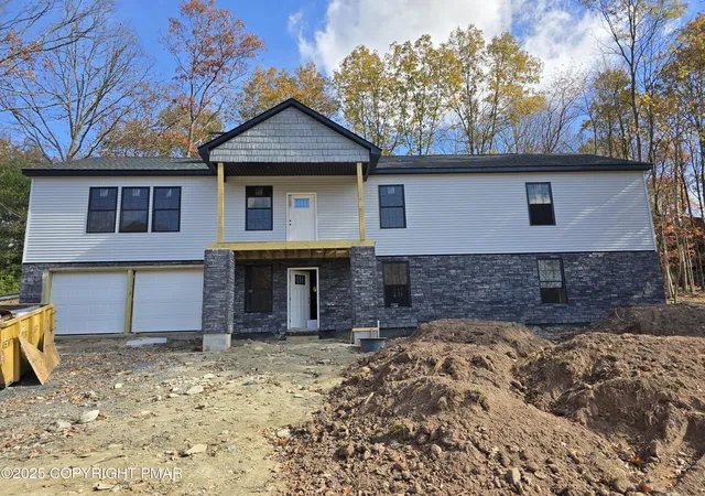 Photo 3 of Single family home for sale at 211 Brentwood Dr, Bushkill, PA 18324 | MLS# PM-139589 | Listing updated on 2026-03-18