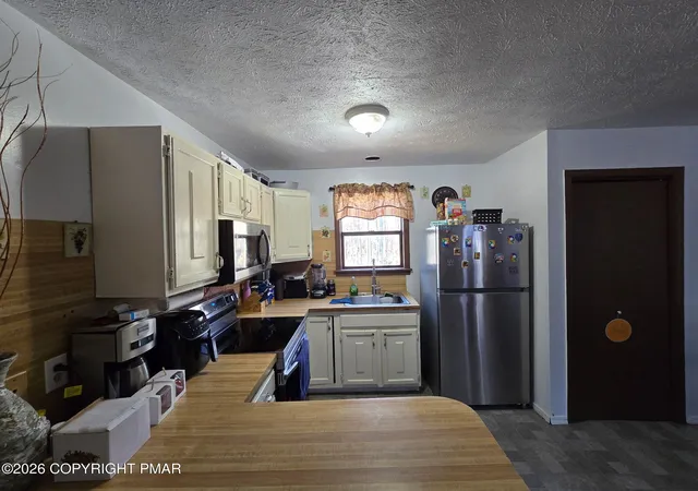 Homes for sale in Tobyhanna, PA | 9014 Idlewild Dr, Tobyhanna, PA 18466 | MLS# PM-139660