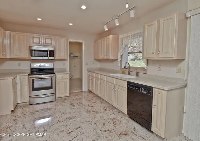 5th image of 214 Sunrise Loop, Henryville, PA 18332 | MLS# PM-139901
