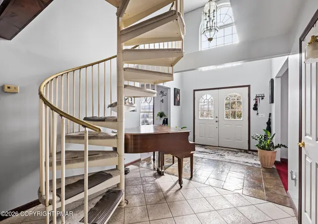 Photo 3 of Single family home for sale at 137 Old Kettle Ct, Stroudsburg, PA 18360 | MLS# PM-140130 | Listing updated on 2026-04-20