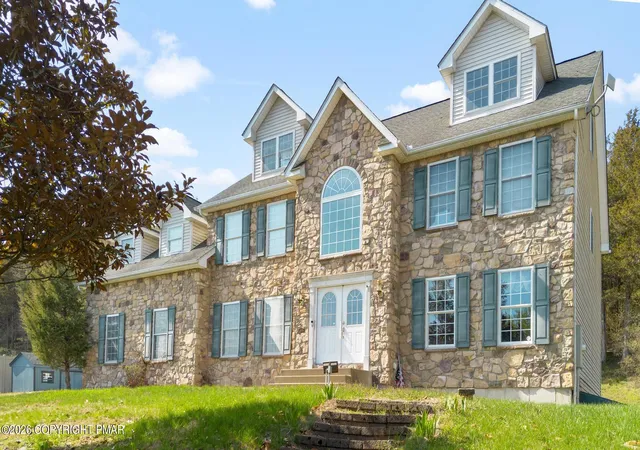Photo 3 of Single family home for sale at 137 Old Kettle Ct, Stroudsburg, PA 18360 | MLS# PM-140130 | Listing updated on 2026-04-20