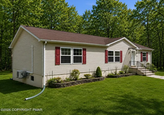 Photo 4 of Single family home for sale at 3124 Bluebird Dr, Bushkill, PA 18324 | MLS# PM-140349 | Listing updated on 2026-08-05