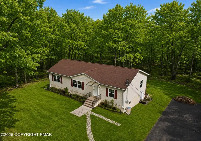 Photo 5 of Single family home for sale at 3124 Bluebird Dr, Bushkill, PA 18324 | MLS# PM-140349 | Listing updated on 2026-08-05