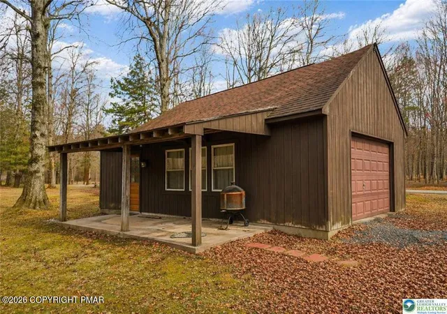 Homes for sale in Blakeslee, PA | 170 Fern Ridge Rd, Blakeslee, PA 18610 | MLS# PM-140307