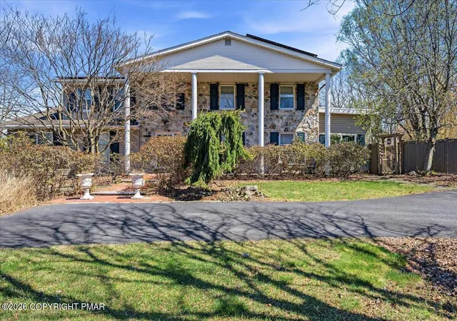 Homes for sale in Tannersville, PA | 164 Chestnut Oak Dr, Tannersville, PA 18372 | MLS# PM-140748