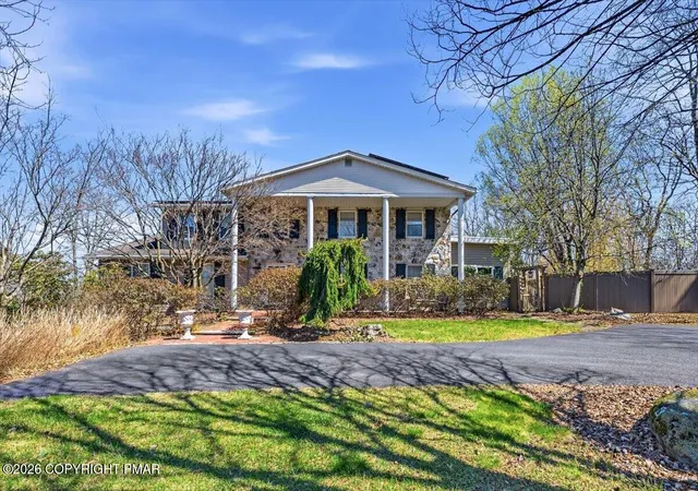 Homes for sale in Tannersville, PA | 164 Chestnut Oak Dr, Tannersville, PA 18372 | MLS# PM-140748