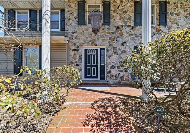 Homes for sale in Tannersville, PA | 164 Chestnut Oak Dr, Tannersville, PA 18372 | MLS# PM-140748