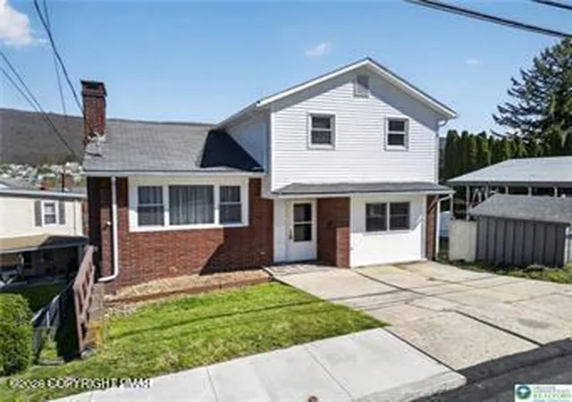 Homes for sale in Nesquehoning, PA | 2 E Center St, Nesquehoning, PA 18240 | MLS# PM-141054