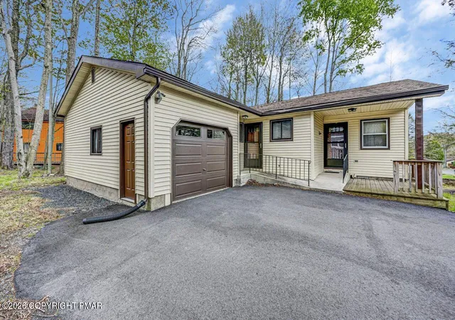 Homes for sale in Tobyhanna, PA | 7163 Mountain Dr, Tobyhanna, PA 18466 | MLS# PM-141229