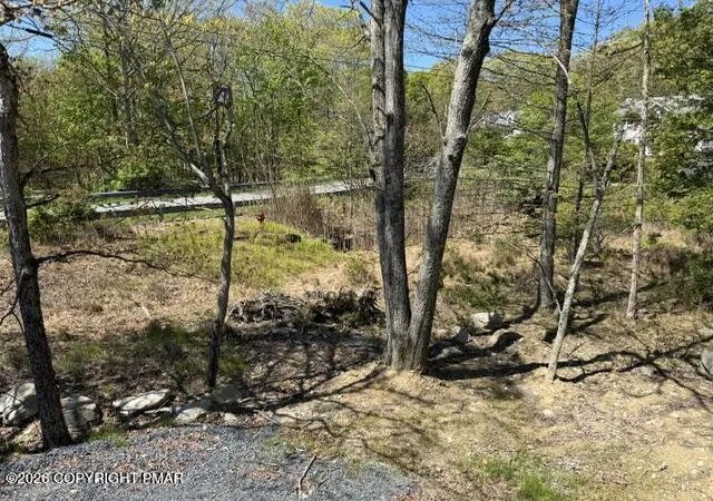 Photo 5 of Single family home for sale at 224 Kensington Dr, Bushkill, PA 18324 | MLS# PM-141303 | Listing updated on 2026-09-02