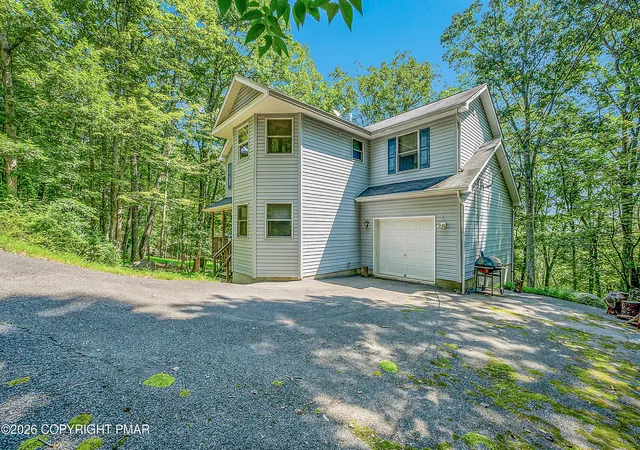 Photo 2 of Single family home for sale at 164 Bellingham Dr, Bushkill, PA 18324 | MLS# PM-141492 | Listing updated on 2026-05-22