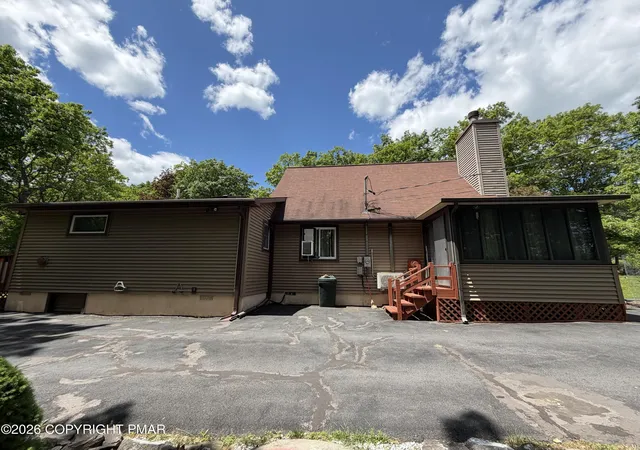 Homes for sale in Bushkill, PA | 197 Hummingbird Trl, Bushkill, PA 18324 | MLS# PM-141850