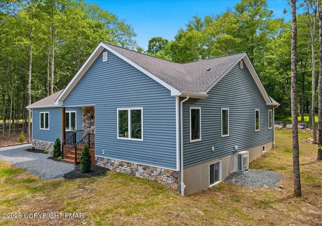 Homes for sale in Greentown, PA | 124 Wallenpaupack Dr, Greentown, PA 18426 | MLS# PM-141823