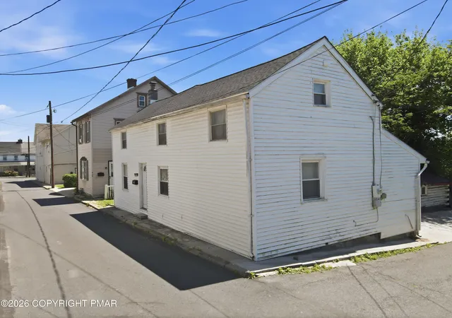 Photo 2 of Single family home for sale at 418 Crane St, Catasauqua, PA 18032 | MLS# PM-142010 | Listing updated on 2026-06-08