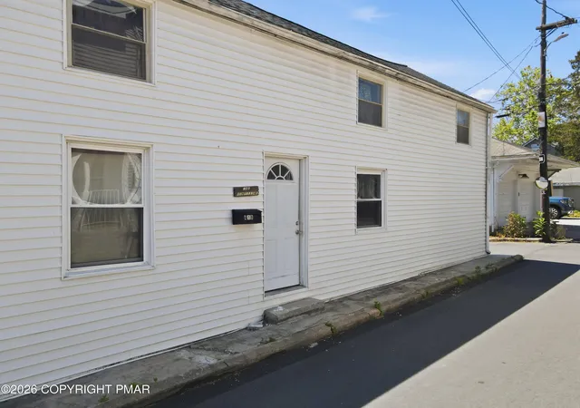 Photo 3 of Single family home for sale at 418 Crane St, Catasauqua, PA 18032 | MLS# PM-142010 | Listing updated on 2026-06-08