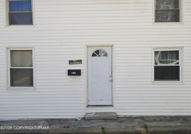 Photo 4 of Single family home for sale at 418 Crane St, Catasauqua, PA 18032 | MLS# PM-142010 | Listing updated on 2026-06-08