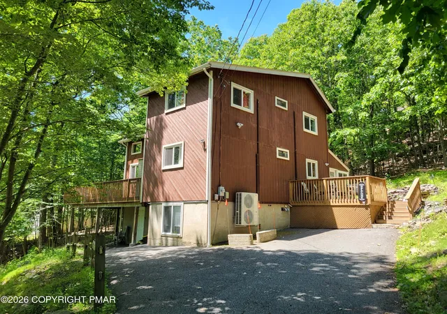 Photo 1 of Single family home for sale at 121 Park Ct, Bushkill, PA 18324 | MLS# PM-142079 | Listing updated on 2026-07-31