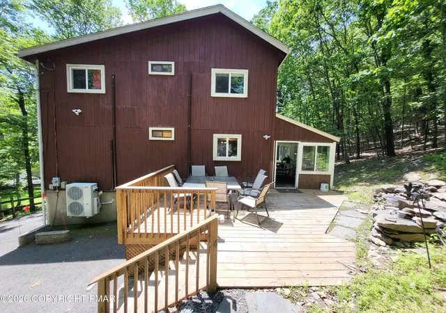 Photo 2 of Single family home for sale at 121 Park Ct, Bushkill, PA 18324 | MLS# PM-142079 | Listing updated on 2026-07-31