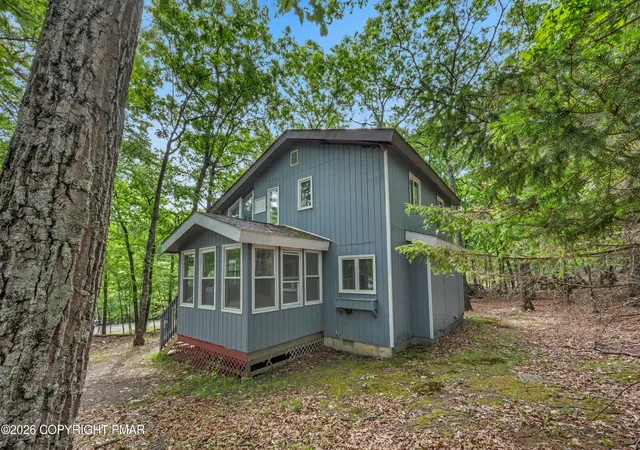 Homes for sale in Bushkill, PA | 2306 Chatham Ct, Bushkill, PA 18324 | MLS# PM-142678
