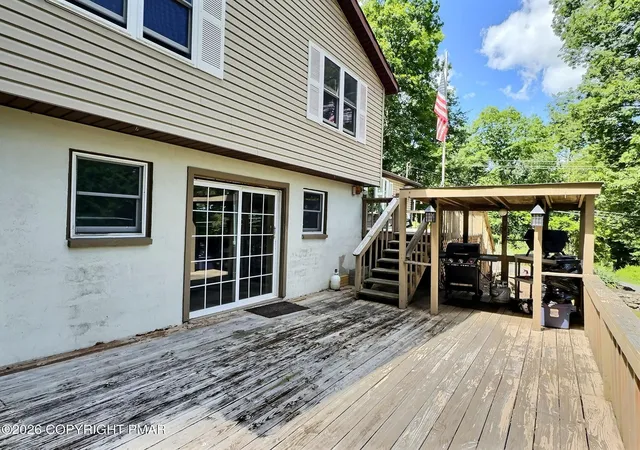 Homes for sale in Bushkill, PA | 3207 Pine Ridge Dr, Bushkill, PA 18324 | MLS# PM-142103
