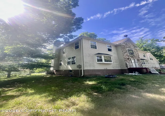 Homes for sale in Tamiment, PA | 105 Hobbit Dr, Tamiment, PA 18371 | MLS# PM-142316