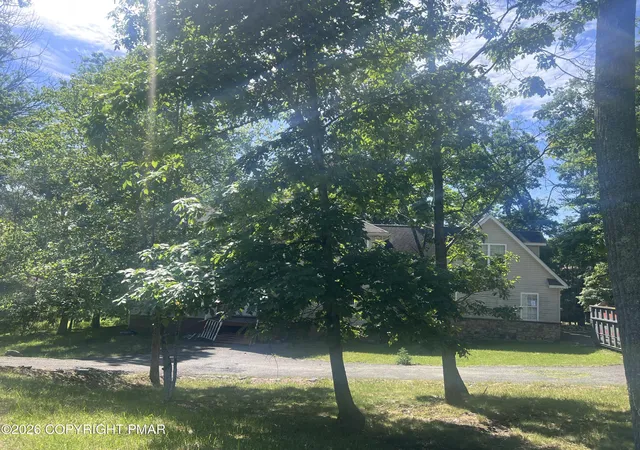 Homes for sale in Tamiment, PA | 105 Hobbit Dr, Tamiment, PA 18371 | MLS# PM-142316