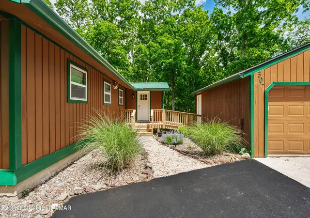 3rd image of 307 Timber Hill Rd, Henryville, PA 18332 | MLS# PM-142287