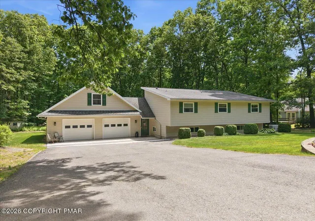 Homes for sale in Lehighton, PA | 209 Manor Ln E, Lehighton, PA 18235 | MLS# PM-142903