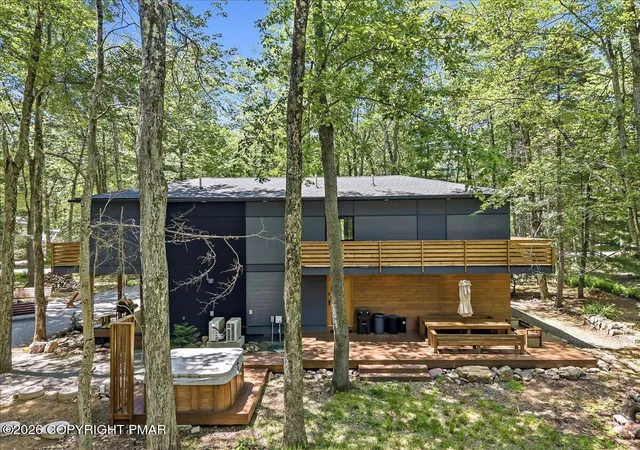 Photo 3 of Single family home for sale at 1142 Oakland Pl, Pocono Pines, PA 18350 | MLS# PM-142393 | Listing updated on 2026-07-22