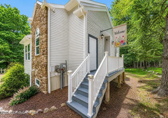 Homes for sale in Lake Harmony, PA | 12 Beachwood Ct, Lake Harmony, PA 18624 | MLS# PM-142428