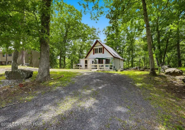 Homes for sale in Bushkill, PA | 133 Oxford St, Bushkill, PA 18324 | MLS# PM-142417