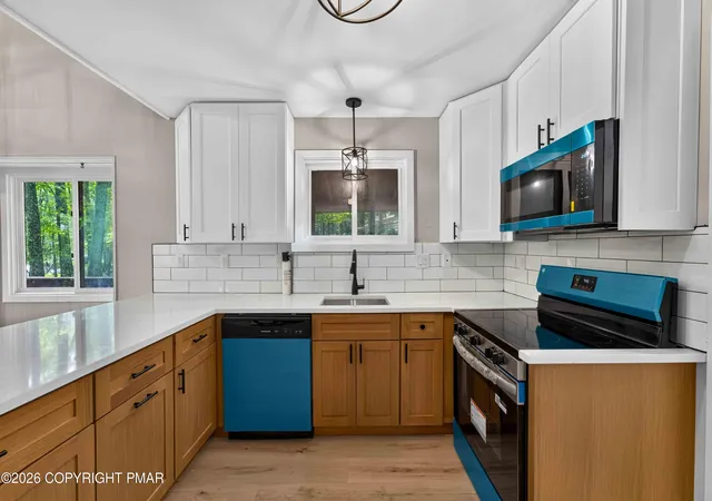 Photo 3 of Single family home for sale at 192 Bellingham Dr, Bushkill, PA 18324 | MLS# PM-142470 | Listing updated on 2026-09-09