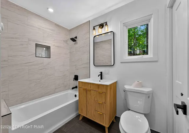 Photo 4 of Single family home for sale at 192 Bellingham Dr, Bushkill, PA 18324 | MLS# PM-142470 | Listing updated on 2026-09-09