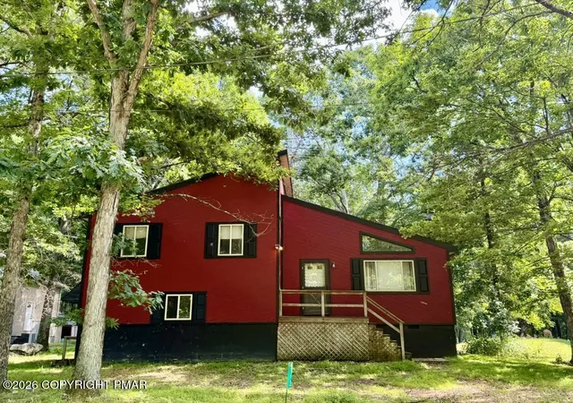 Homes for sale in Bushkill, PA | 1113 Elk Dr, Bushkill, PA 18324 | MLS# PM-142554