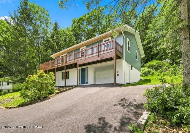 Homes for sale in Bushkill, PA | 1027 Maple Lake Dr, Bushkill, PA 18324 | MLS# PM-142602