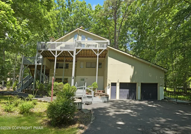 Homes for sale in Bushkill, PA | 322 Brentwood Dr, Bushkill, PA 18324 | MLS# PM-142615