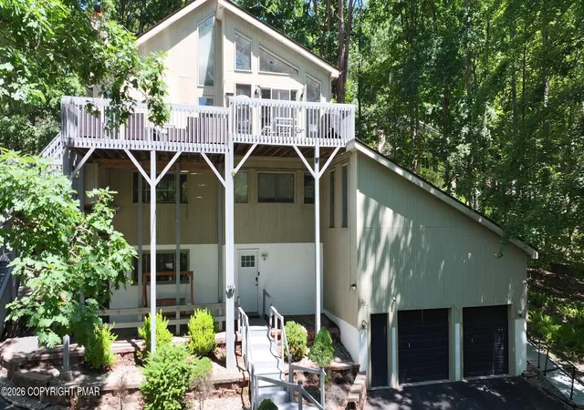 Homes for sale in Bushkill, PA | 322 Brentwood Dr, Bushkill, PA 18324 | MLS# PM-142615