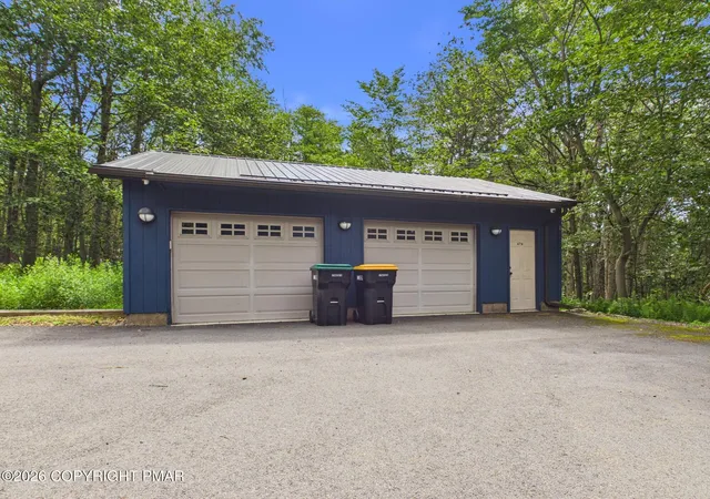 Photo 3 of Single family home for sale at 674 Glen Cir Dr, Tobyhanna, PA 18466 | MLS# PM-142621 | Listing updated on 2026-09-04