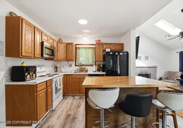Photo 4 of Single family home for sale at 184 Cambridge Ct, Bushkill, PA 18324 | MLS# PM-142670 | Listing updated on 2026-08-07
