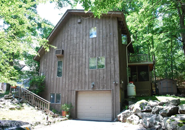 Homes for sale in Bushkill, PA | 424 Saunders Dr, Bushkill, PA 18324 | MLS# PM-142649