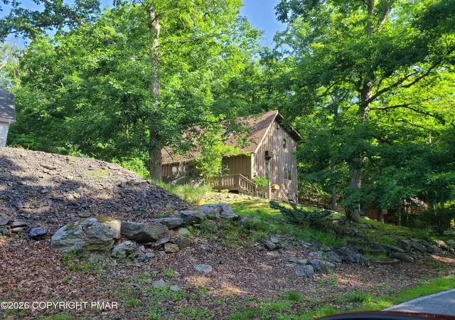 Homes for sale in Bushkill, PA | 424 Saunders Dr, Bushkill, PA 18324 | MLS# PM-142649