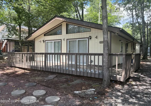 Homes for sale in Tobyhanna, PA | 8419 Porcupine Dr, Tobyhanna, PA 18466 | MLS# PM-142658