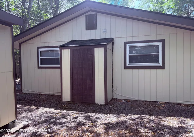 Homes for sale in Tobyhanna, PA | 8419 Porcupine Dr, Tobyhanna, PA 18466 | MLS# PM-142658