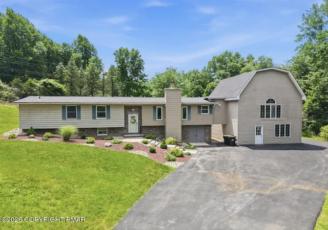 Homes for sale in Saylorsburg, PA | 226 Circle Dr S, Saylorsburg, PA 18353 | MLS# PM-142675