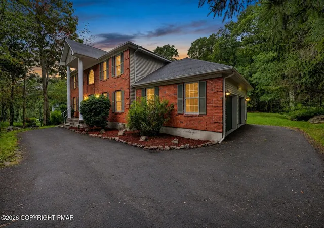 Homes for sale in Tobyhanna, PA | 564 Cayuga Dr, Tobyhanna, PA 18466 | MLS# PM-142898