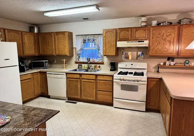 Homes for sale in Pocono Summit, PA | 1145 Chickadee Dr, Pocono Summit, PA 18346 | MLS# PM-142733