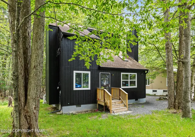 Homes for sale in Tobyhanna, PA | 7079 Boulder Ct, Tobyhanna, PA 18466 | MLS# PM-142884