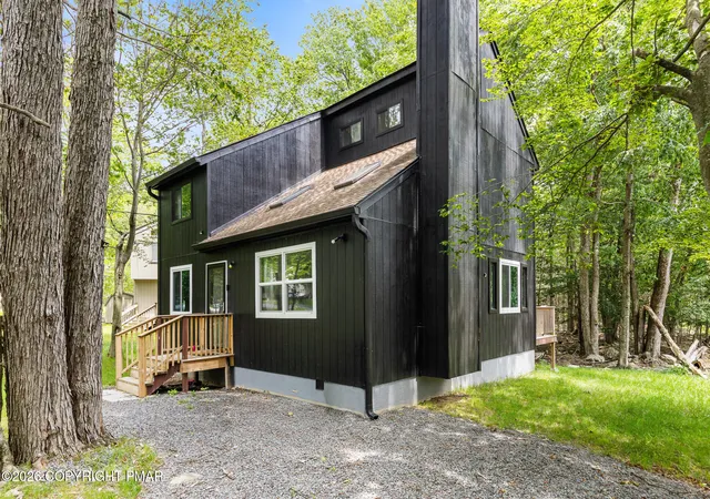 Homes for sale in Tobyhanna, PA | 7079 Boulder Ct, Tobyhanna, PA 18466 | MLS# PM-142884