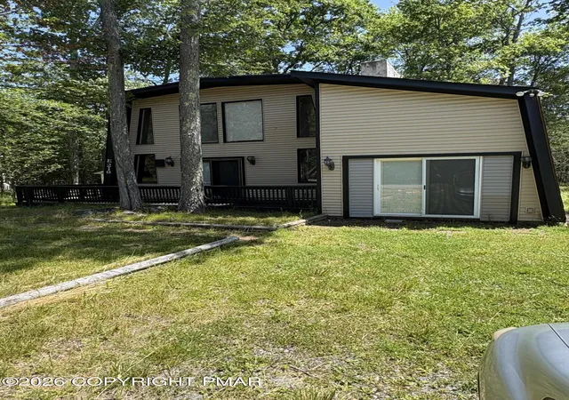Homes for sale in Tobyhanna, PA | 5607 Pembrook Dr, Tobyhanna, PA 18466 | MLS# PM-142853